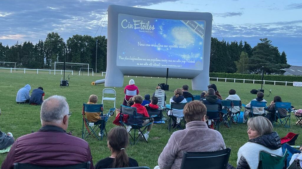 Une soirée magique sous les étoiles : le cinéma en plein air s’invite sur le terrain de football de Ménéac